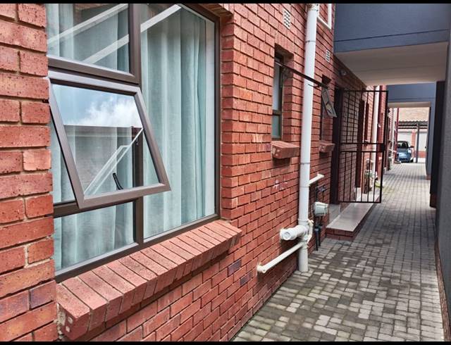 2 BEDROOM TOWNHOUSE FOR SALE IN ALBERTSDAL